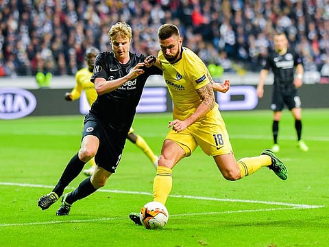 Chelsea's French striker Olivier Giroud (R) and Frankfurt's German defender Martin Hinteregger vie for the ball.