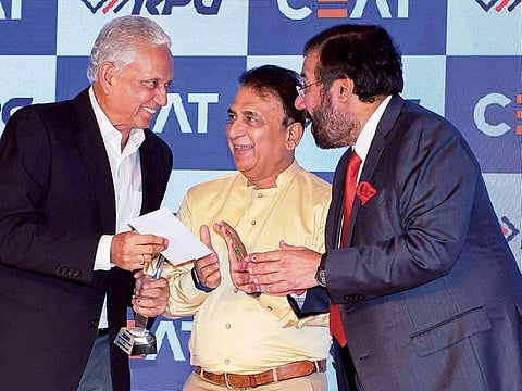 Former cricketer Mohinder Amarnath receives CEAT Lifetime achievement award from former India captain Sunil Gavaskar and RPG Group Chairman Harsh Goenka.