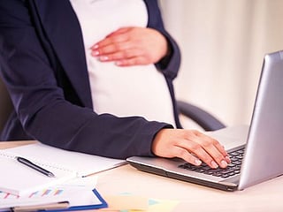 Can an employer in UAE deny someone on maternity leave her gratuity?