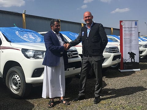 A UNDP representative and An Houthi-controlled YEMAC official shake hands after vehicle handover. (UNDP photo)