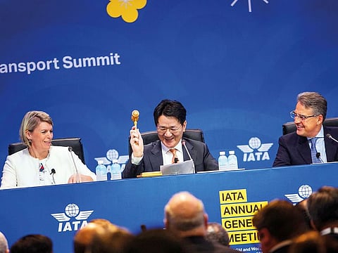 Walter Cho, president of Korean Air Lines Co., wields the gavel during the International Air Transport Association (IATA) annual general meeting in Seoul yesterday.