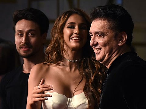 Indian Bollywood actors Tiger Shroff (L), Disha Patani (C) and producer Sajid Nadiadwala (R) attend the premiere of Hindi film 'Bharat' in Mumbai on June 4, 2019. / AFP / Sujit Jaiswal