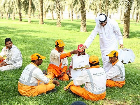 Sharjah Real Estate Registration Directorate has distributed 200 bags and meals to workers of Sharjah Municipality as part of a social responsibility drive