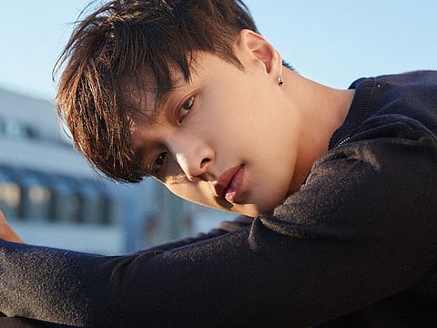 Exo’s Chinese member Lay Zhang recently ended his modelling contract with Samsung Electronics.