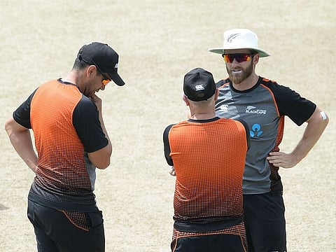 New Zealand's Kane Williamson (R) and Ross Taylor (L) speak with coach Gary Stead.