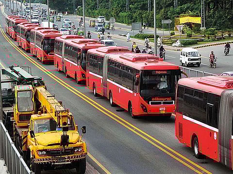 ■Employees of Metro Bus Service line up buses at Kalma Chowk in Lahore. The revised bus fare will be implemented with effect from today in three major cities..