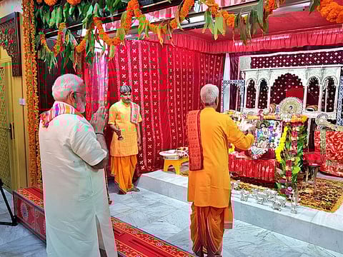 Modi praying at the temple in Bahrain