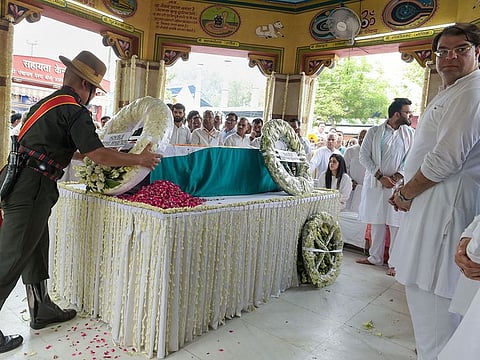 A soldier lays the Prime Minister’s wreath on the mortal remains of former finance minister Arun Jaitley before his last rites at Nigam Bodh Ghat, in New Delhi.