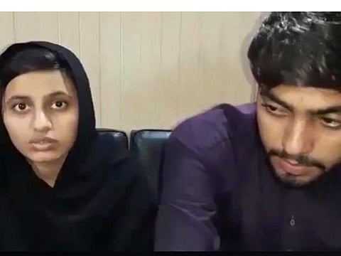 Muhammad Hassan and Jagjit Kaur get married leading to tension between Muslim and Sikh Community in Pakistan.