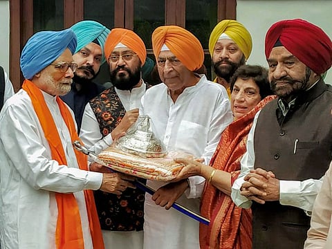 A delegation of Delhi Congress leaders led by DPCC President Subhash Chopra felicitate former prime minister Manmohan Singh ahead of his visit to Gurdwara Darbar Sahib in Pakistan through Kartarpur corridor.