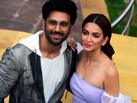 Bollywood actors Pulkit Samrat (L) and Kriti Kharbanda attend a promotional evet for their upcoming movie 'Pagalpanti', in Mumbai on November 19, 2019. / AFP / Sujit Jaiswal