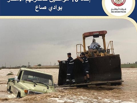 Abu Dhabi Police rescue cars stranded during November 20 floods 2019