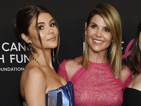 Actress Lori Loughlin, center, poses with daughter Olivia Jade Giannulli at the 2019 "An Unforgettable Evening" at the Beverly Wilshire Hotel, Thursday, Feb. 28, 2019, in Beverly Hills, Calif.