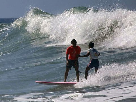 Indonesian Arip Nurhidayat (left) finds a savior in Filipino rival Roger Casugay.