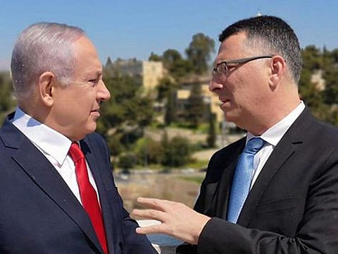 Gideon Saar (right) with Netanyahu (left)