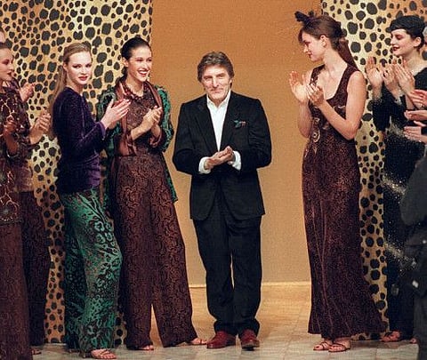 (FILES) In this file photo taken on March 16, 1997 French designer Emanuel Ungaro is applauded by models at the end of his 1997/98 Fall/Winter ready-to-wear collection in Paris. French designer Emanuel Ungaro has died in Paris on December 21, 2019 at the age of 86. / AFP / PIERRE VERDY