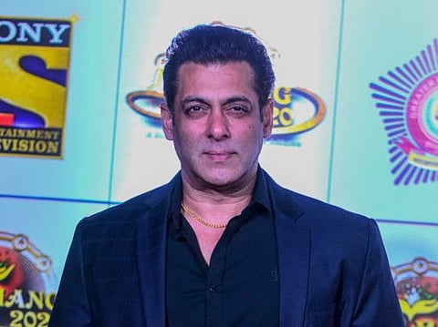 In this picture taken on January 19, 2020, Bollywood actor Salman Khan poses for photographs as he arrives to attend the annual 'Umang Mumbai Police Show' in Mumbai. / AFP / Sujit Jaiswal