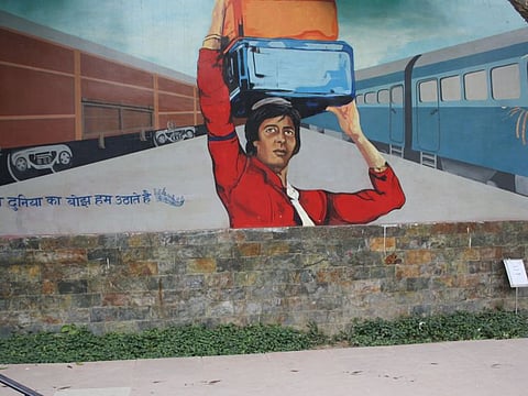 Amitabh Bachchan in 'Coolie'.