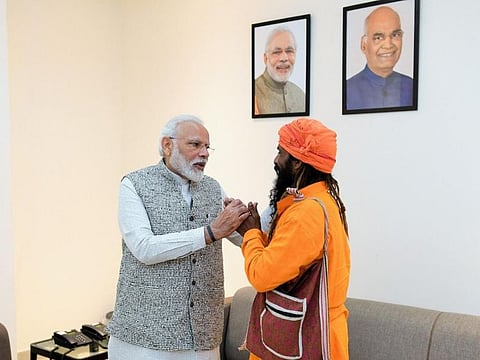 Modi meets rickshaw puller in Varanasi