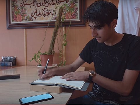 Mohammad Fayez demonstrating how the smart device works