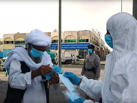 Abu Dhabi Police personnel were involved in the campaign to educate workers on the necessity of wearing masks, gloves to protect them from infection due to person-to-person transmission and taking the necessary precautions and staying in their respective accommodation.