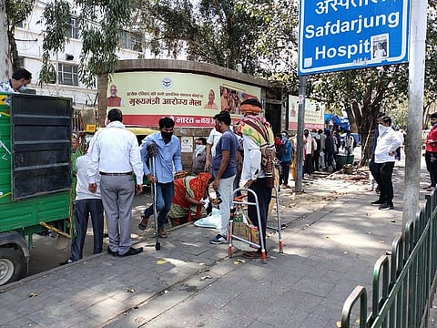 People being distributed food outside Delhi's Safdarjung Hospital. Image for illustrative purposes only.