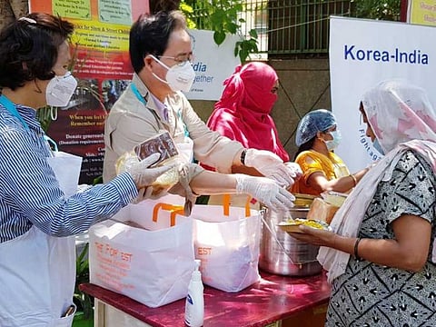 Ambassador Shin Bong-kil and other staff members of the Embassy of the Republic of Korea serve food and bread to the people at the hunger shelter in New Delhi, India, on April 24, 2020.
