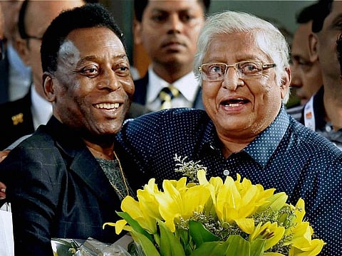 Chuni Goswami (right) receiving Pele on the latter's visit to Kolkata.