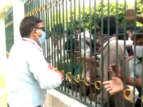 Migrant workers scramble for water, biscuits and bananas in UP's Prayagraj