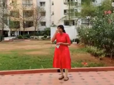 Neighbours clap for doctor in India who treats coronavirus patients