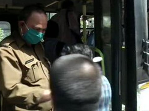 A bus for migrants to go home collects its passengers. Photo for illustrative purposes