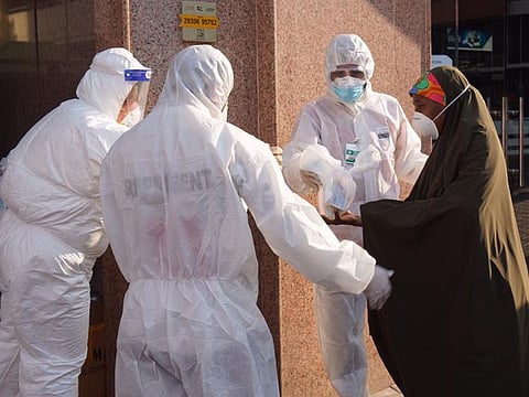 Chinese community distribute 'love packages' in Deira