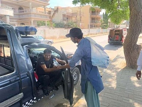 Fruit seller helps volunteers at Pakistan plane crash site