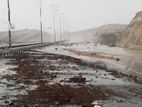 The traffic is disrupted on a highway in the Dhofar governorate due to torrential rain.