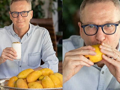 Australia‘s High Commissioner to Pakistan, Dr. Geoffrey Shaw, enjoying Pakistani mangoes in the traditional style.