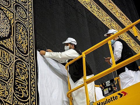 The covering, made of black silk and embroidered with gold patterns, weighs 670kg and measures 658 square metres.