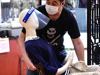 'Model' customers keep Tokyo diners at social distance