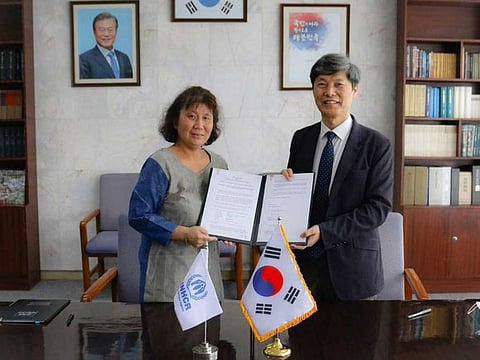 The Korean Ambassador, Kwak Sung-kyu, and the UNHCR Representative in Pakistan Noriko Yoshida holding the signed Letter of Understanding.