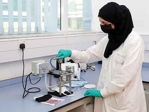 Quality tests include checking the colour stability for wet and dry friction, in addition to determining the percentage of shrinkage and expansion in the dimensions of the fabric after washing.