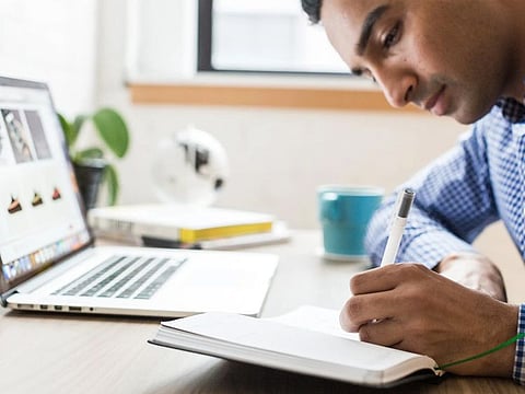 What are the requirements for applying for a freelancer licence in Abu Dhabi?