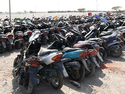 Most of these riders drive without wearing the phosphorescent reflectors and helmets, and often ride opposite the direction of traffic and on the pavements.