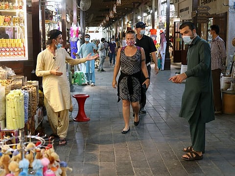 Salesmen at Deira Souq are capable of conversing with foreigners in multiple languages, most popular being Russian, Chinese, Spanish, Arabic, Hindi and English.