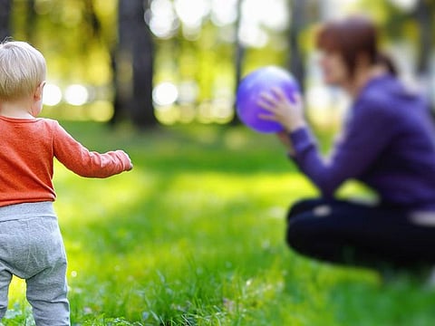 How does the leave entitlement of domestic workers apply to UAE public holidays?