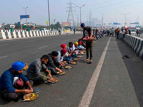 Farmers eat lunch along a highway near New Delhi while protesting against the central government's agricultural reforms (File)
