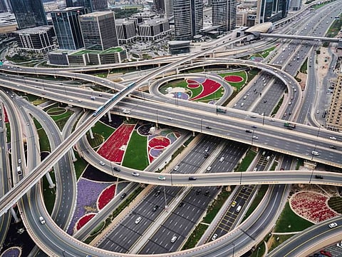 A new lane was added near the first interchange of the SZR in the direction of Sharjah nearby Dusit Hotel, with a capacity of 1,800 vehicles per hour.