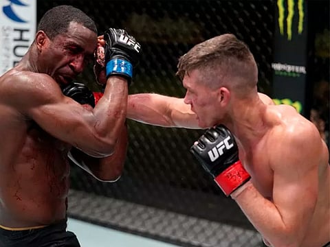 Stephen “Wonderboy” Thompson batters Geoff Neal