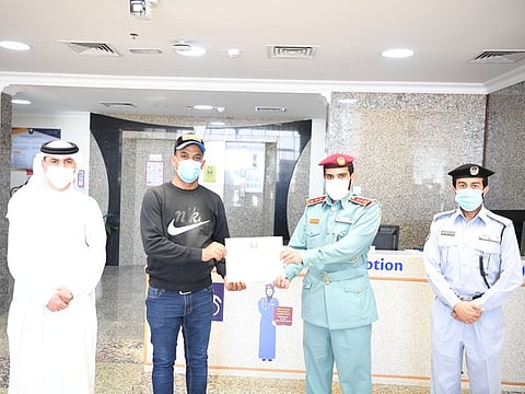 Ajman Police honour Egyptian expatriate Mohammad Sayed Mohammad for his honesty.