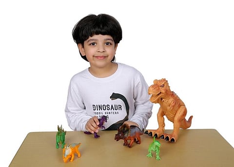 Serah Maria Charit, a five-year-old Indian student in Sharjah, names 59 dinosaurs and 12 moonwalkers in a minute, sets records.