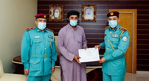 Colonel Dr Ali Al-Kai Al-Hamoudi honoured Zafarullah Khan from Pakistan in appreciation of his cooperation with the police.