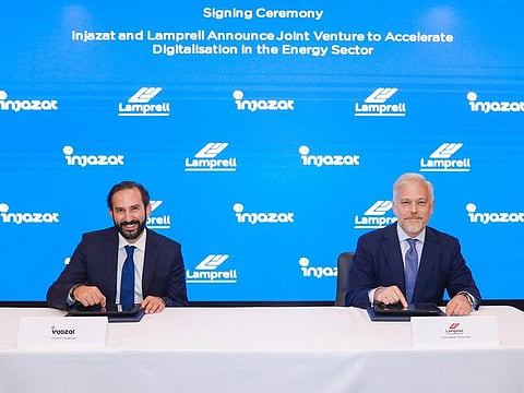 Ussama Dahabiyeh, CEO of Injazat, and Christopher McDonald, CEO of Lamprell, sign up for the new joint venture.